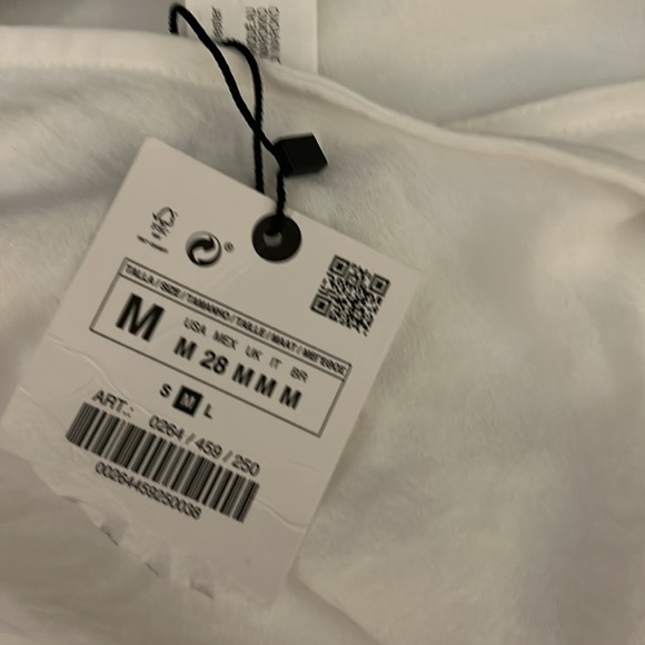 Zara White Asymmetrical Top NWT Size Medium
100% POLYESTER - Picture 3 of 3